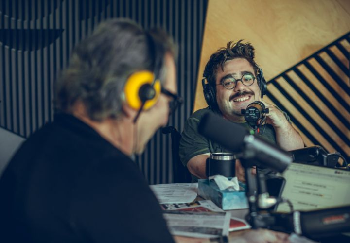 L'animateur Franco Nuovo dans un studio de Radio-Canada.